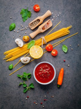 İtalyan gıda ve menü kavramı. Spagetti malzemeler fesleğen, domates, sarımsak biber ve champignon koyu arka plan düz lay ve kopya alanı.