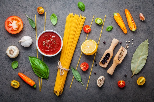 Talyan Gıda Menü Kavramı Spagetti Malzemeler Fesleğen Domates Sarımsak Biber — Stok fotoğraf