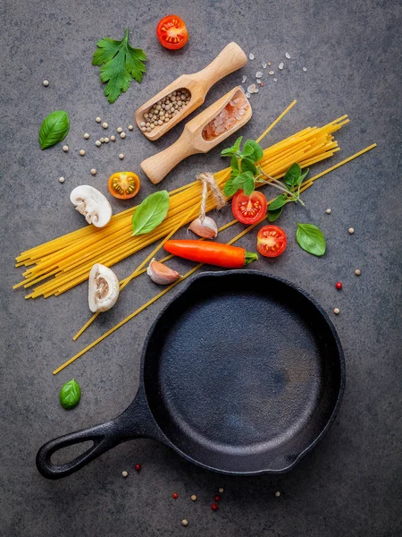 Italské Potraviny Menu Koncept Špagety Ingrediencí Bazalkou Rajčaty Česnekovým Pepřem — Stock fotografie