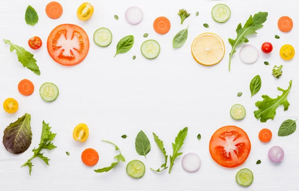 Modello Alimentare Con Ingredienti Crudi Insalata Foglie Lattuga Cetrioli Pomodori — Foto Stock