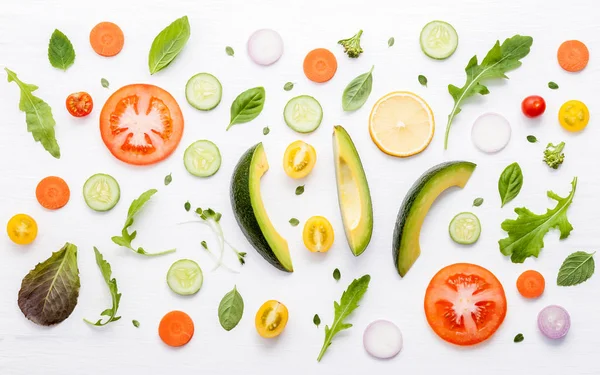 Patrón Alimentos Con Ingredientes Crudos Ensalada Hojas Lechuga Pepinos Tomates — Foto de Stock