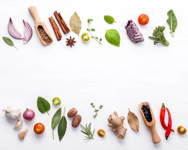 Διάφορα Φρέσκα Λαχανικά Και Μυρωδικά Άσπρο Φόντο Υλικά Για Μαγείρεμα — Φωτογραφία Αρχείου