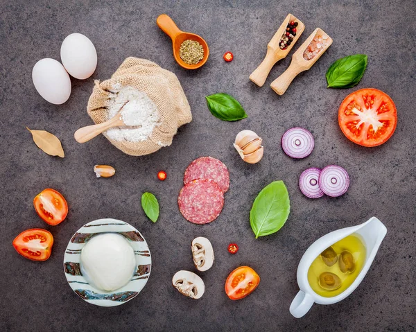 Ingredients Homemade Pizza Ingredients Sweet Basil Tomato Garlic Bay Leaves — Stock Photo, Image