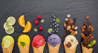 Böğürtlenli, limonlu ve şam fıstıklı dondurma çeşitleri. 