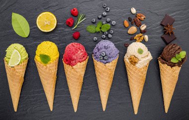 Böğürtlenli, limonlu ve şam fıstıklı dondurma çeşitleri. 