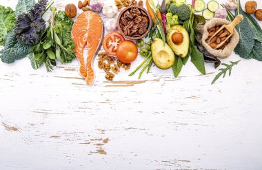 Ketojenik düşük karbonhidrat diyet konsepti. Sağlıklı yiyecekler için gerekenler 