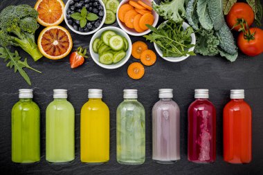 Renkli, sağlıklı meyve suları ve meyve suları.
