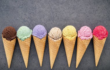 Böğürtlenli, limonlu ve şam fıstıklı dondurma çeşitleri. 