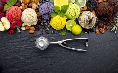 Çeşitli dondurma aromalı yabanmersini, limon, fıstık, sadaka.