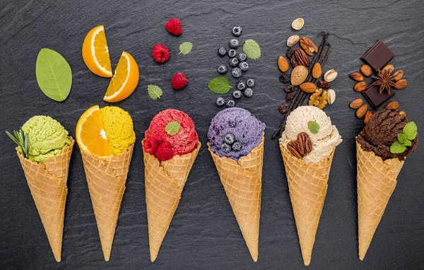 Különböző fagylalt ízek tölcsérben áfonya, mész, pisztácia — Stock Fotó