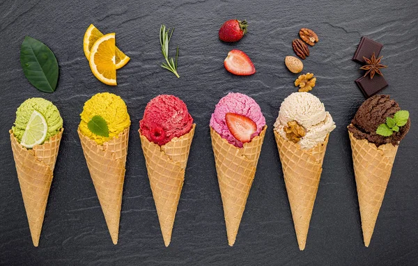 Verschiedene Eissorten in Zapfen Blaubeere, Limette, Pistazien — Stockfoto