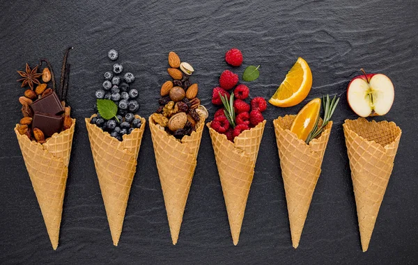 Різні інгредієнти для смаку морозива в конусах чорниці, л — стокове фото