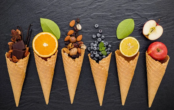 Verschiedene Zutaten für Eis Geschmack in Zapfen Blaubeere, l — Stockfoto