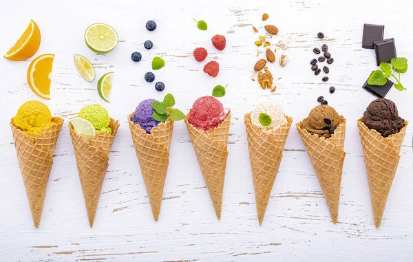 Vari di gusto gelato in coni mirtillo, lime, pistacchio — Foto Stock