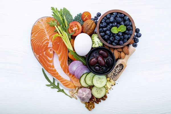 Forma do coração do conceito cetogênico de dieta de baixo carboidratos. Ingredientes para — Fotografia de Stock