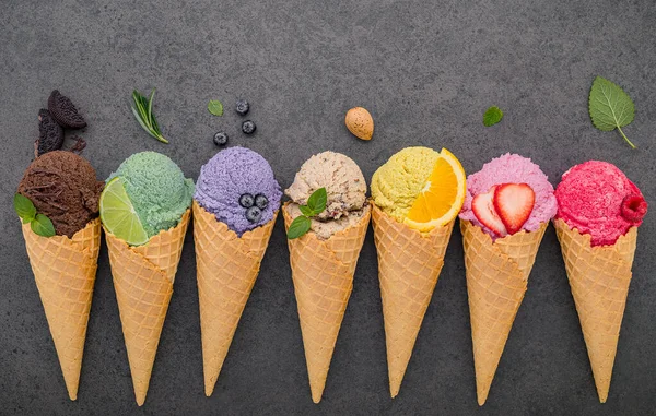 원추형 블루베리, 라임, 피스타치오에 함유된 다양 한 아이스크림 맛 — 스톡 사진