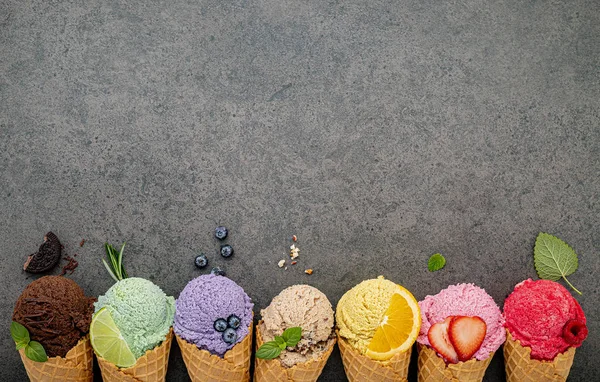 Vários de sabor de sorvete em cones mirtilo, limão, pistache — Fotografia de Stock