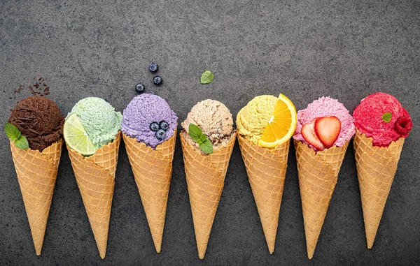 Divers de saveur de crème glacée dans les cônes myrtille, citron vert, pistache — Photo