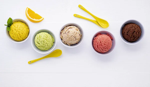 Diverse van ijs smaak bal bosbes, limoen, pistache, alm — Stockfoto