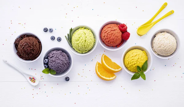 Különböző fagylalt ízű labda áfonya, mész, pisztácia, alm — Stock Fotó