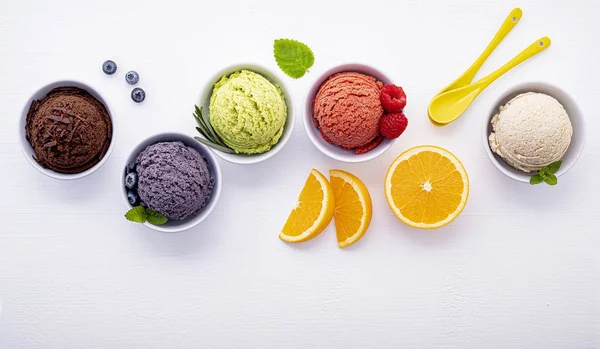 Varios de helado sabor bola de arándanos, lima, pistacho, alm — Foto de Stock