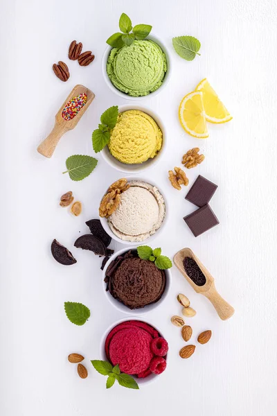 Különböző fagylalt ízű labda áfonya, mész, pisztácia, alm — Stock Fotó