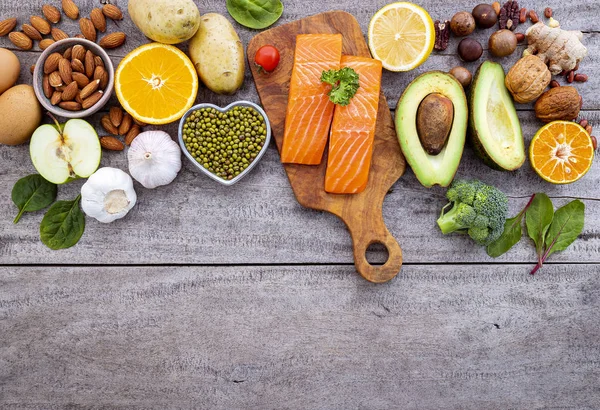 Ingredientes para a seleção de alimentos saudáveis em fundo branco . — Fotografia de Stock