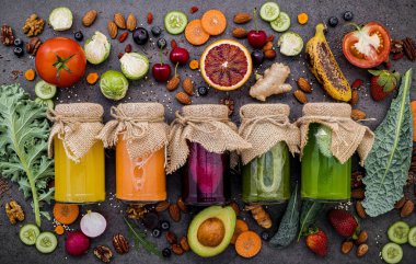 Renkli, sağlıklı meyve suları ve meyve suları.