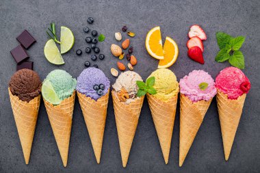 Böğürtlenli, limonlu ve şam fıstıklı dondurma çeşitleri. 