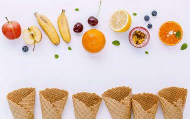 Düz çeşitli taze meyve yaban mersini, çilek, portakal, yasak yatıyordu.