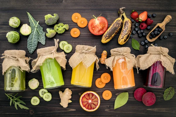 Coloridos batidos y jugos saludables en botellas con tro fresco —  Fotos de Stock