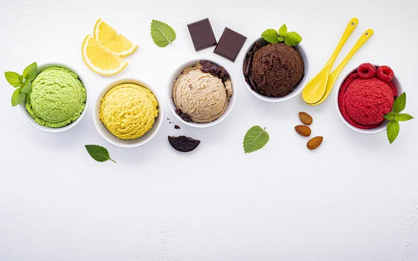 Vari di gelati sapore palla mirtillo, lime, pistacchio, malga — Foto Stock