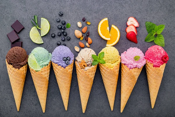Különböző fagylalt ízek tölcsérben áfonya, mész, pisztácia — Stock Fotó