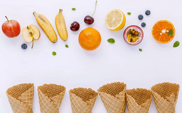 Plochou položit různé čerstvé ovoce Borůvka, jahoda, pomeranč, zákaz — Stock fotografie