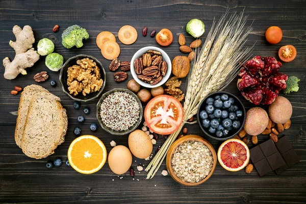 健康食品选择的成分 以木质背景为背景的健康食品概念 — 图库照片