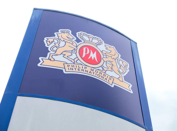 KUTNA HORA, CZECH REUBLIC - 4 Mayıs 2019: Philip Morris yakın çekim imzaladı. Philip Morris CR, Philip Morris International 'ın yan kuruluşu ve Çek Cumhuriyeti' nin en büyük tütün ürünleri üreticisi ve satıcısıdır..