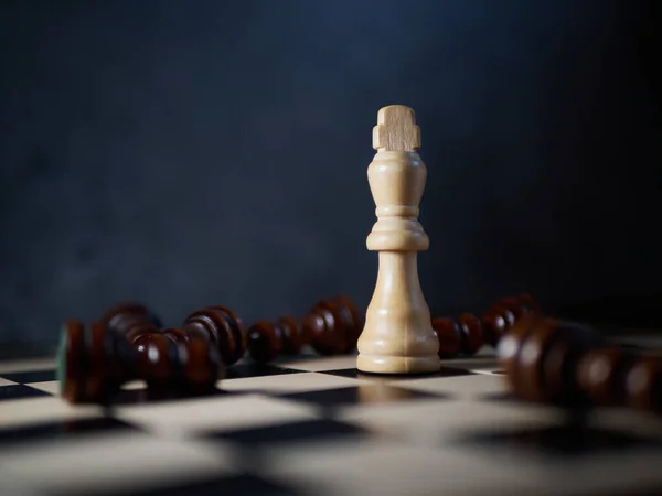 Beyaz kral tüm düşmanlarını yeniyor, zafer ve başarı kavramını..