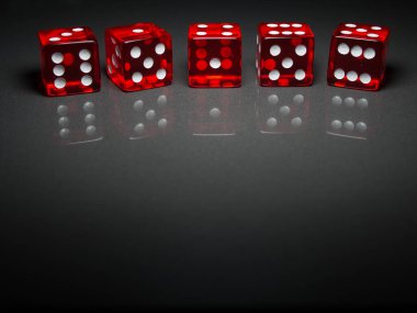 Gri arkaplandaki kırmızı çizgiler yakın plan. Boşluğu kopyala.