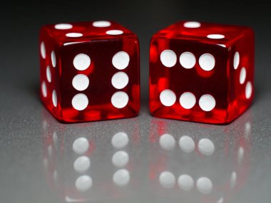 Gri arkaplanda iki kırmızı çizgi var. Kumar ve kumar konsepti.