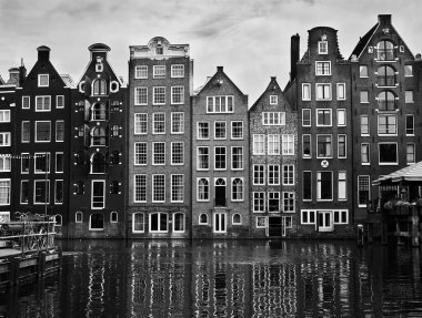 Hollanda evleri olan Amsterdam Kanalı, siyah beyaz.