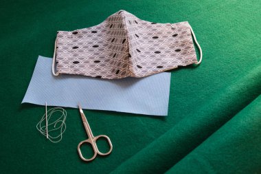 Yeşil keçeli arka planda filtresi olan ev yapımı yüz maskesi