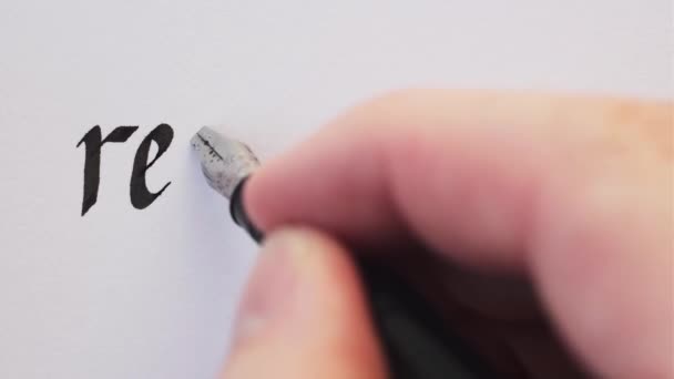 단어 복원은 펜으로 기록되어 있습니다. 클로즈업을 하는 모습. — 비디오