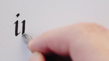 Kelime dokunulmazlığı kalemle yazılıyor. El yazısı yakın plan.