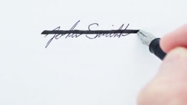 İntihal konsepti. İntikamcı, diğer sanatçıların kendilerininmiş gibi çalıştığını iddia ediyor..