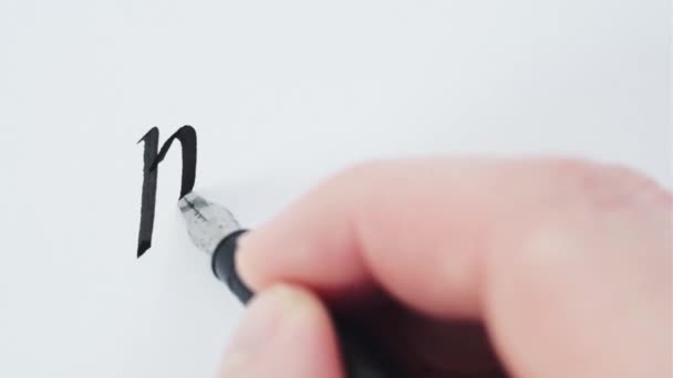 Handgeschreven woord Pardon. Mannelijke handen schrijven met een pen. Kalligrafie close-up. — Stockvideo