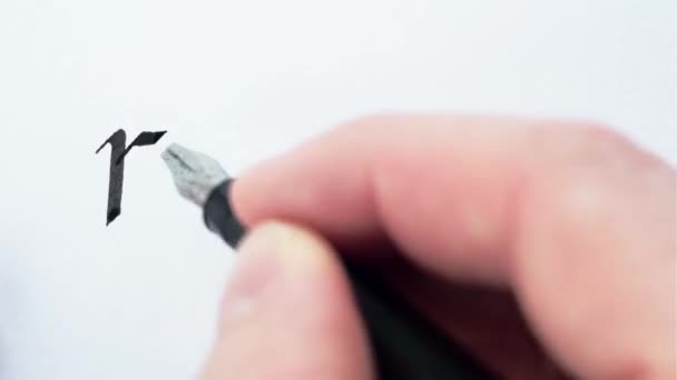 Píšu žádost o slovo. Mužské ruce píšou perem. Detailní záběr kaligrafie. — Stock video