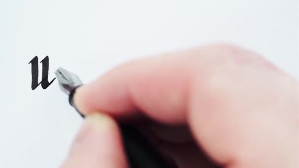 Nous étions de retour après la quarantaine. Mains masculines écrivant avec un stylo. Annonce magasin .