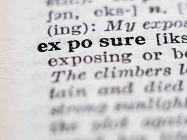 Kelimelere maruz kalmanın sözlük tanımı. Seçici odak.