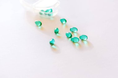 İlaç kutusu ve kapsüller.