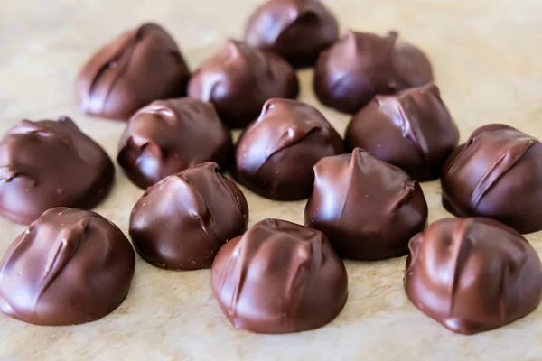 Tmavá čokoládová makadamia. — Stock fotografie